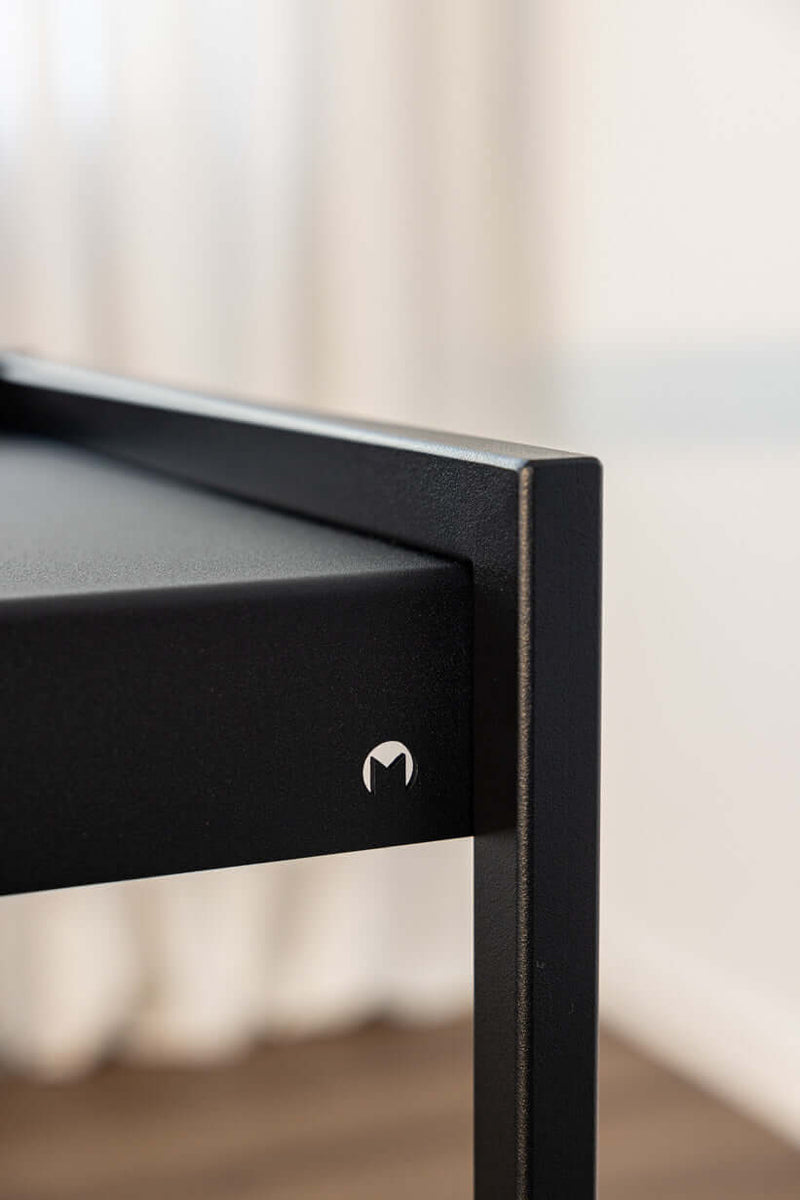 Details of the Schreibtisch DONNA with elegant black Finish and modern Kanten.