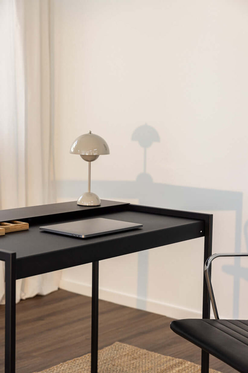 Schreibtisch DONNA mit Schreibtischlampe und Laptop auf schwarzem Tisch, ideal für modern Office.