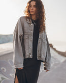 La chaqueta vaquera desteñida en color caqui