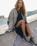 La chaqueta vaquera desteñida en color caqui