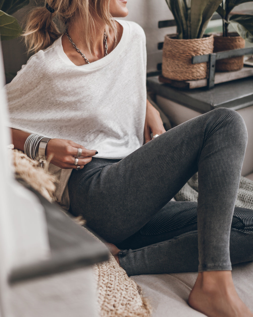 Dark Ribbed Leggings White Loose Linen Shirt - Product photo