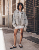 La chaqueta vaquera desteñida en color caqui