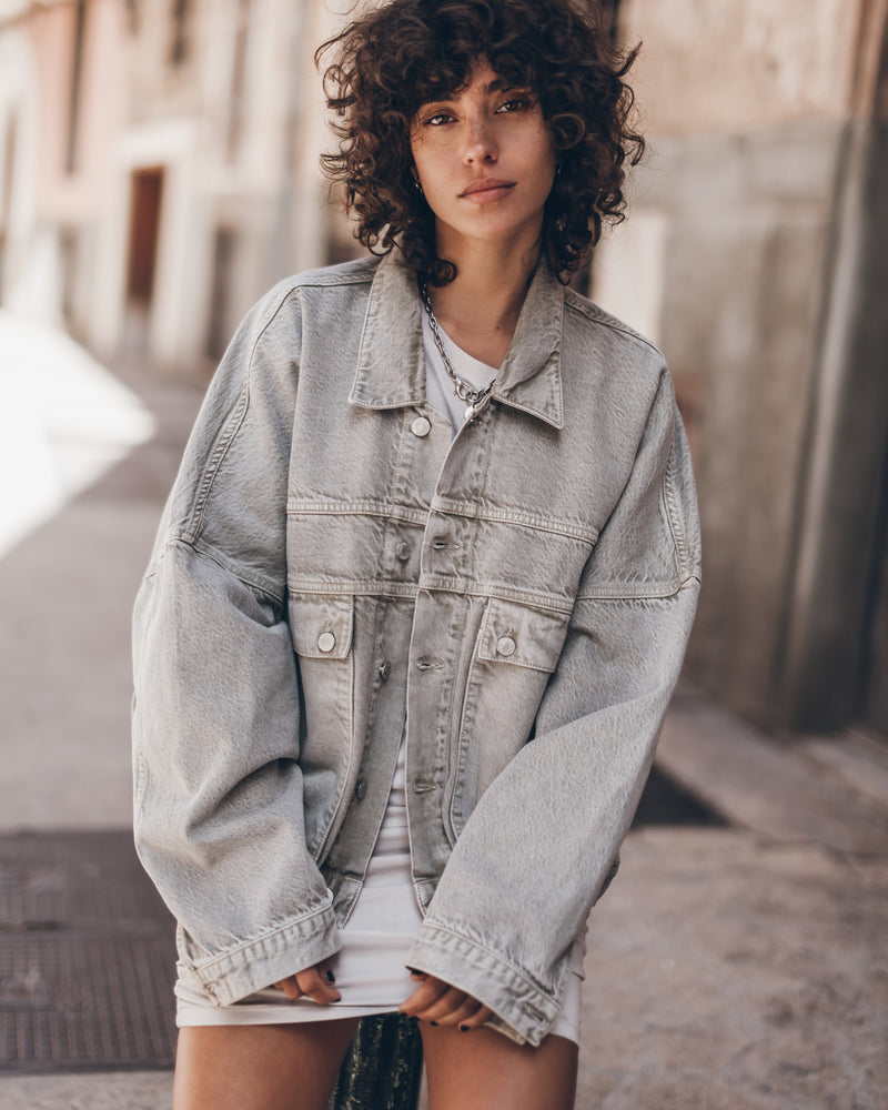 La chaqueta vaquera desteñida en color caqui