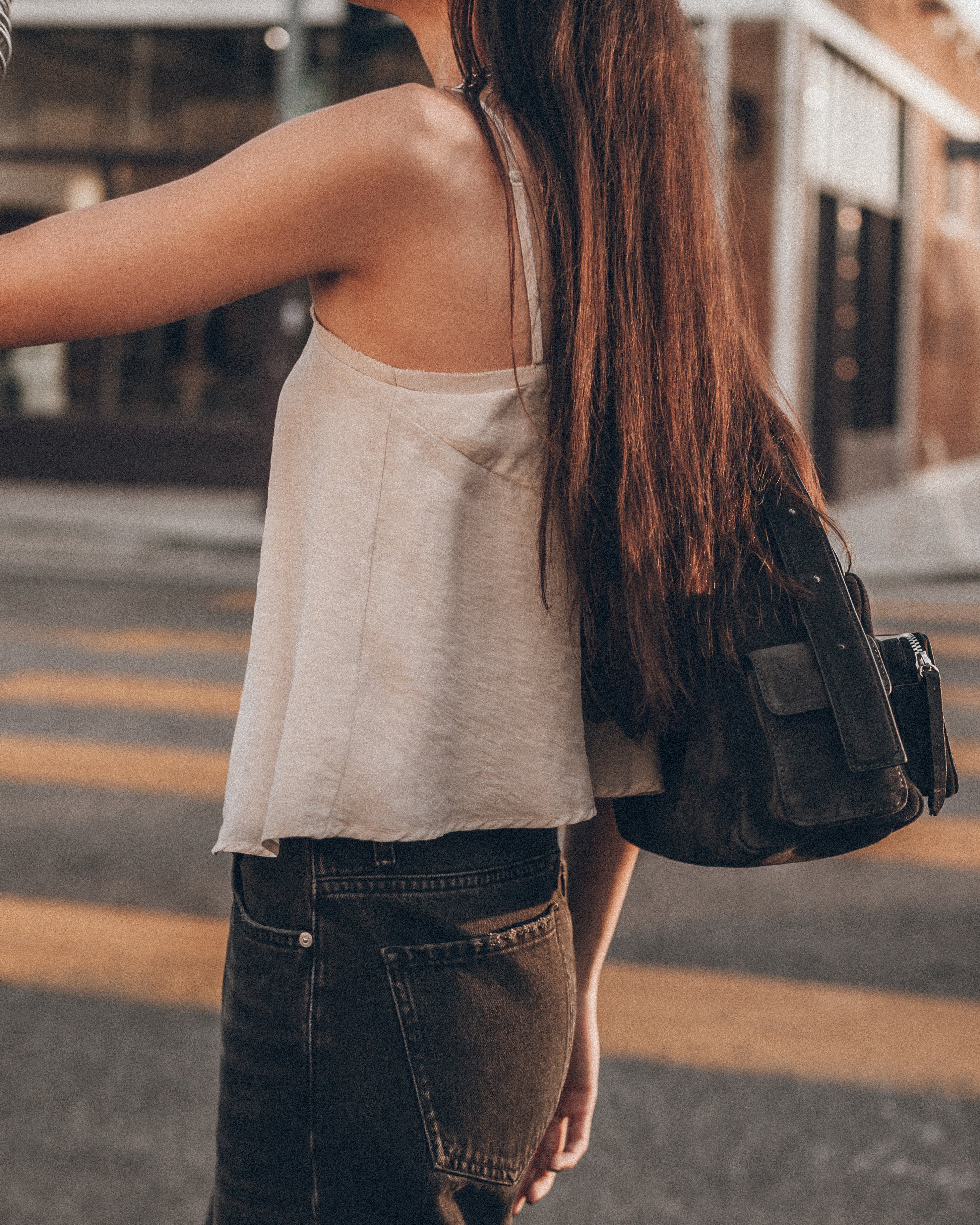 The Ecru Chill Top The Black Loose Jeans Los Angeles California Danielle - Product photo