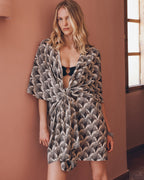 El kimono fluido estampado El top de bikini bandeau arrugado negro La braguita de bikini arrugado negro - P...