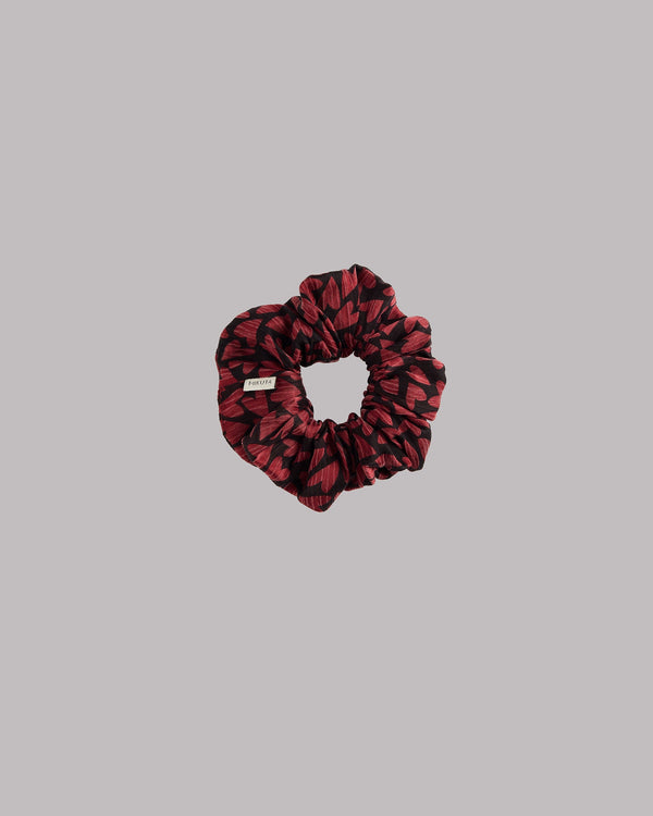 Fotografía de producto de scrunchie de corazones rojos: accesorio romántico de San Valentín