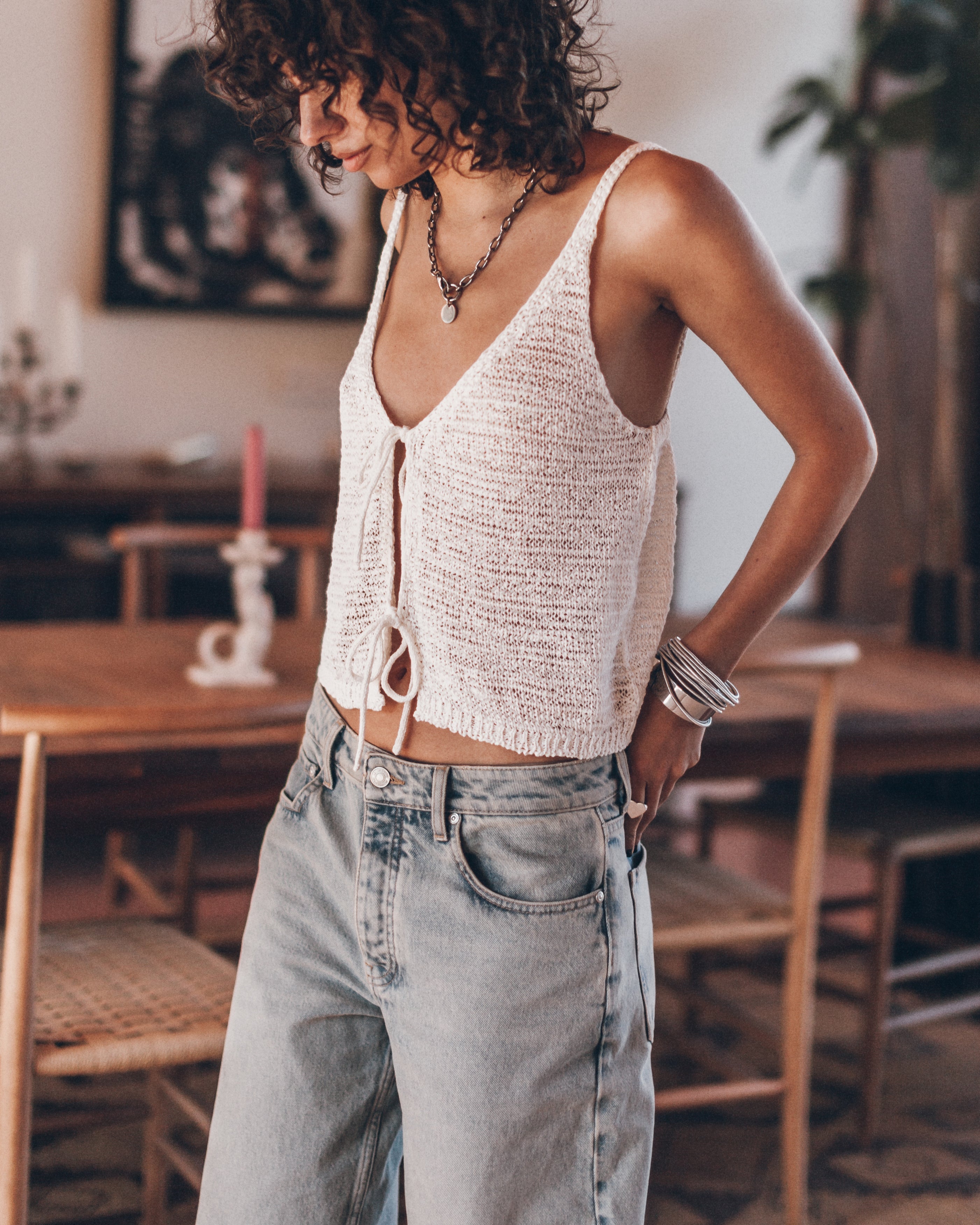The White Knitted Vest Top The Light Blue Baggy Jeans Mexico Guindi - Product photo