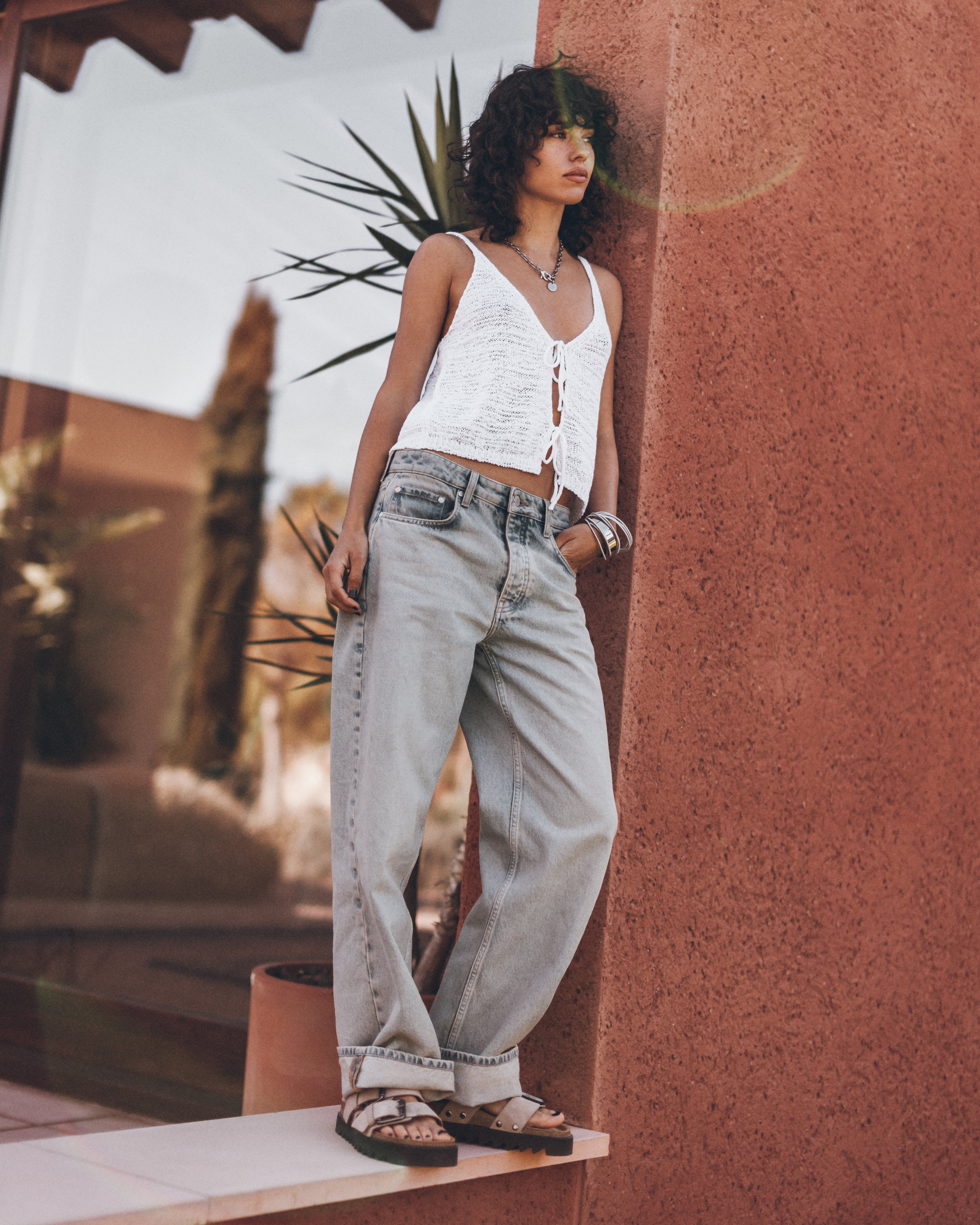 The White Knitted Vest Top The Light Blue Baggy Jeans Mexico Guindi - Product photo