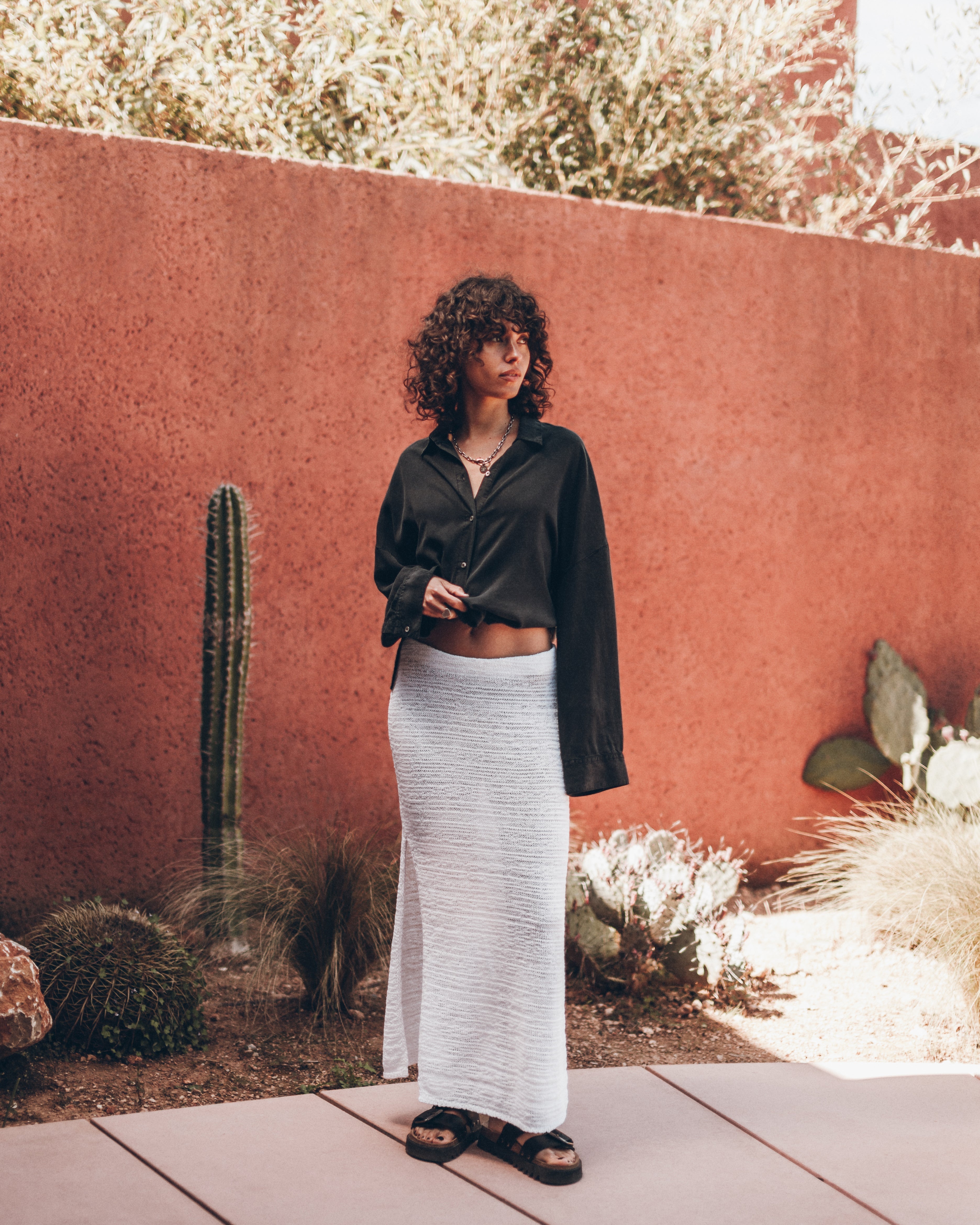 The White Long Knitted Skirt The Black Loose Longsleeve Shirt Mexico Guindi - Product photo