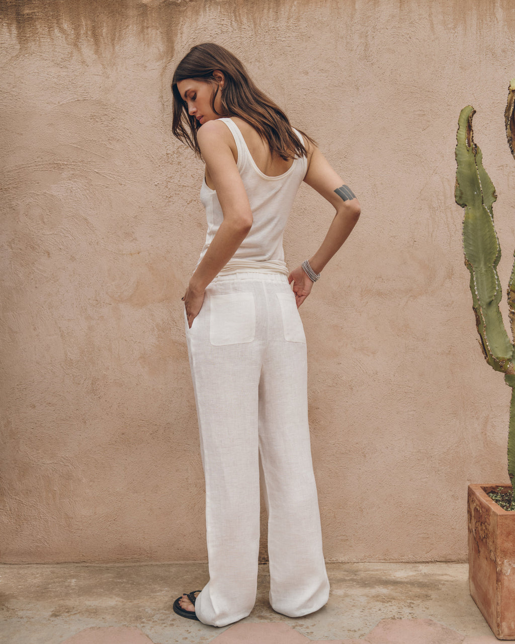 The White Regular Tank Top The White Loose Linen Pants - Product photo