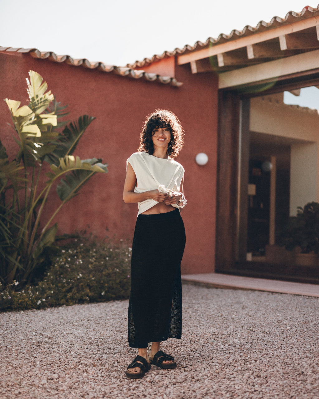 The White Sleeveless Shirt The Black Long Knitted Skirt Mexico Guindi - Product photo