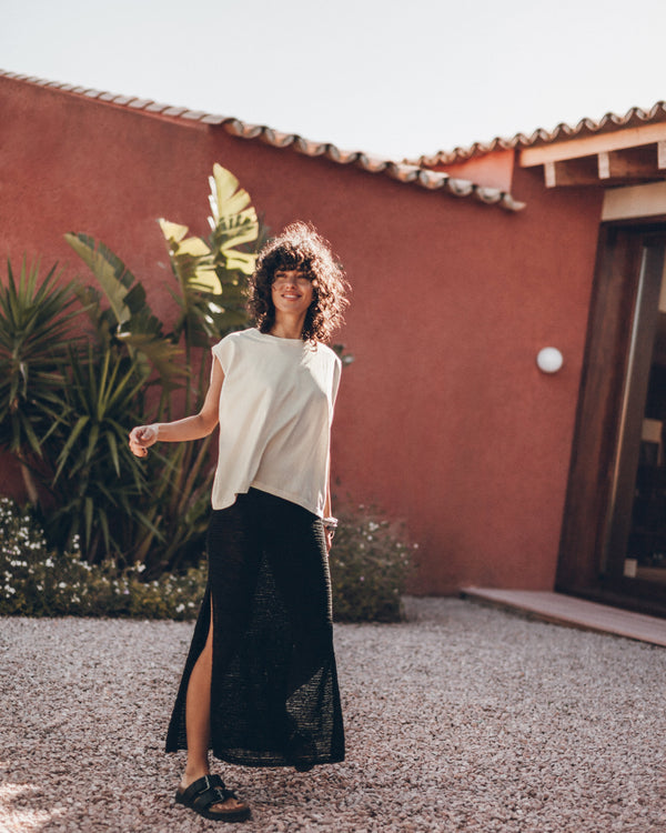 La camisa blanca sin mangas La falda larga de punto negra México Guindi - Foto del producto