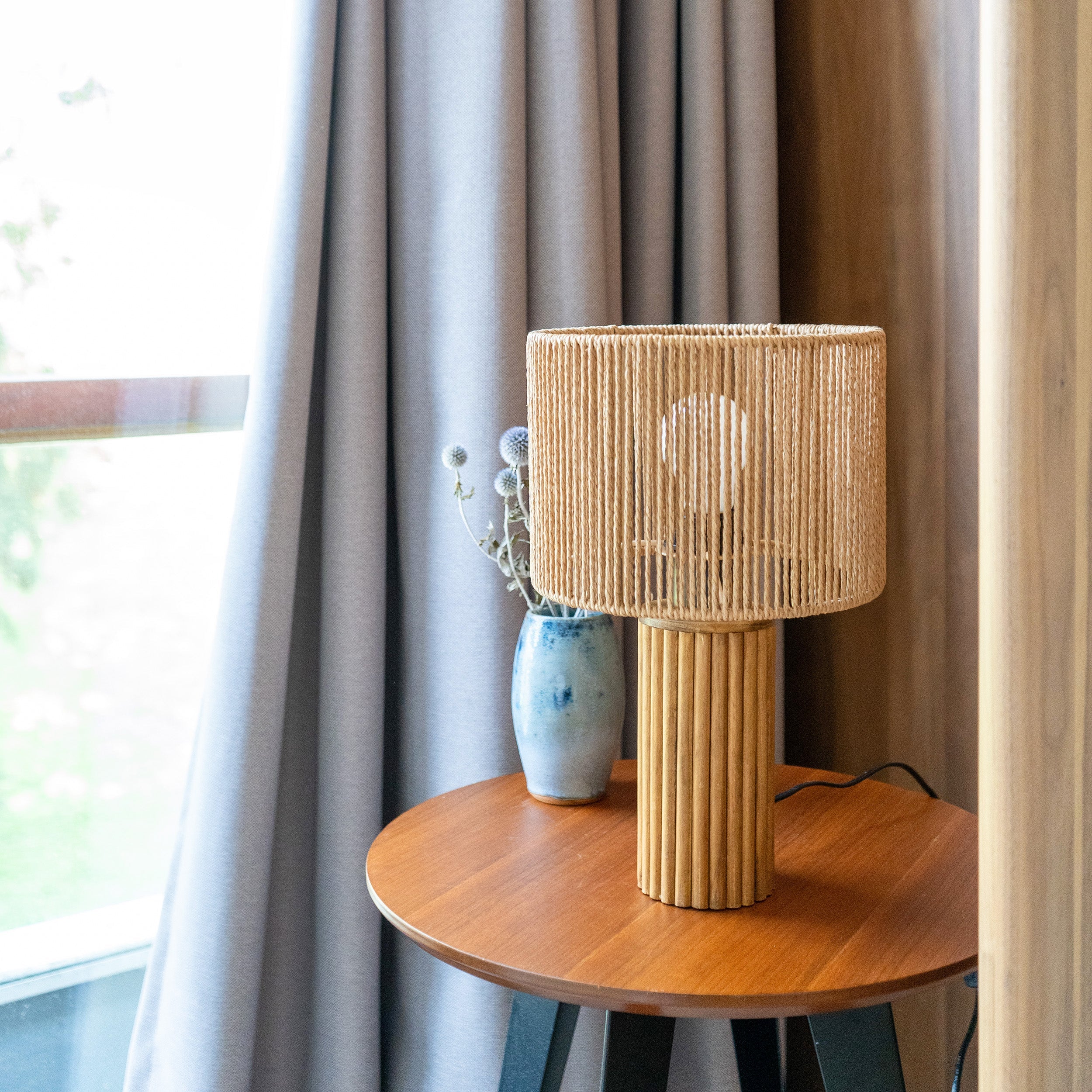 Mira - Lampe En Papier De Corde Et Socle En Rondin De Bois