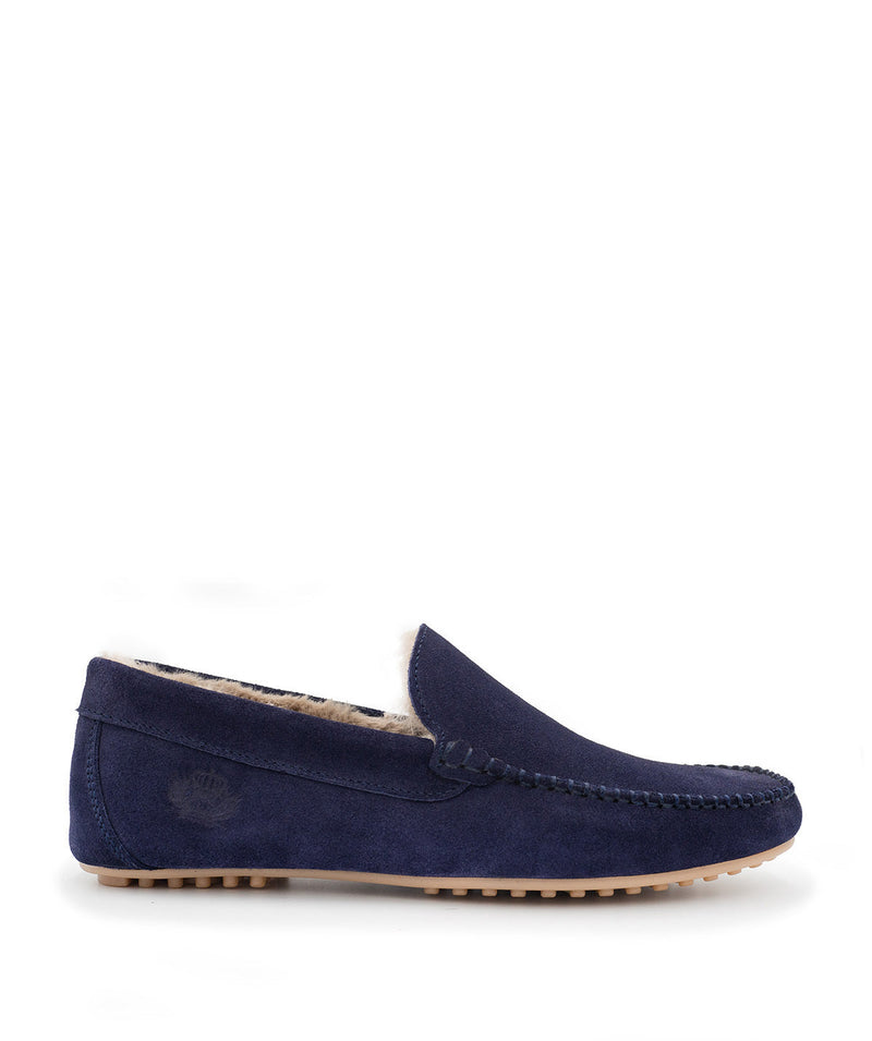 s/files/1/0898/2354/3633/files/mocassin-doublure-fourre-fourrure-chaussons-pantoufles-daim-bleu.jpg_v_4046872180226-1_714f790c-16cf-4663-91ac-f33e08e211cf.jpg?v=1745514192