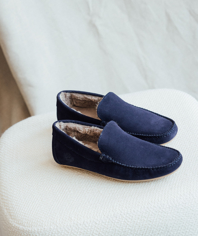 s/files/1/0898/2354/3633/files/mocassin-doublure-fourre-fourrure-chaussons-pantoufles-daim-bleu.jpg_v_4046872180226-2_3edd1507-f1de-408e-90ea-ddfebea7b84a.jpg?v=1745514193