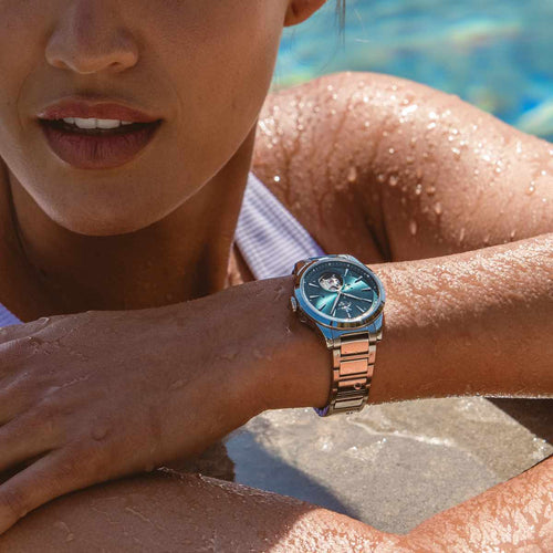 Waterproof automatic watch worn by Woman with swimsuit  blanc  in the pool. 