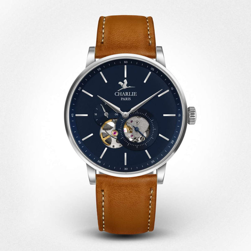 Vue de face du modèle de montre automatique pour homme Initial Cœur Ouvert avec cadran bleu