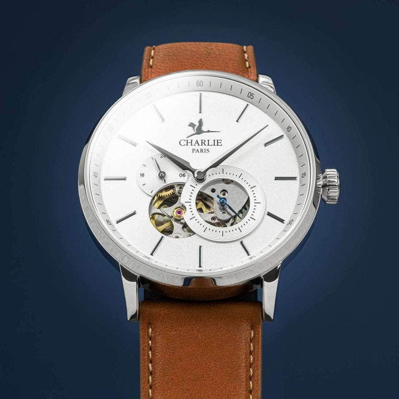 Vue de face du modèle de montre automatique pour homme Initial Cœur Ouvert avec cadran blanc