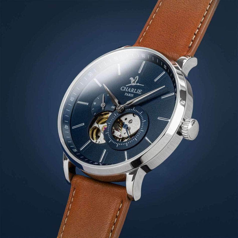 Vue de face du modèle de montre automatique pour homme Initial Cœur Ouvert avec cadran bleu