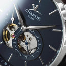 Vue de face du modèle de montre automatique pour homme Initial Cœur Ouvert avec cadran bleu