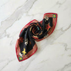Foulard Moschino Vintage En Soie Motifs Étoiles & Logo