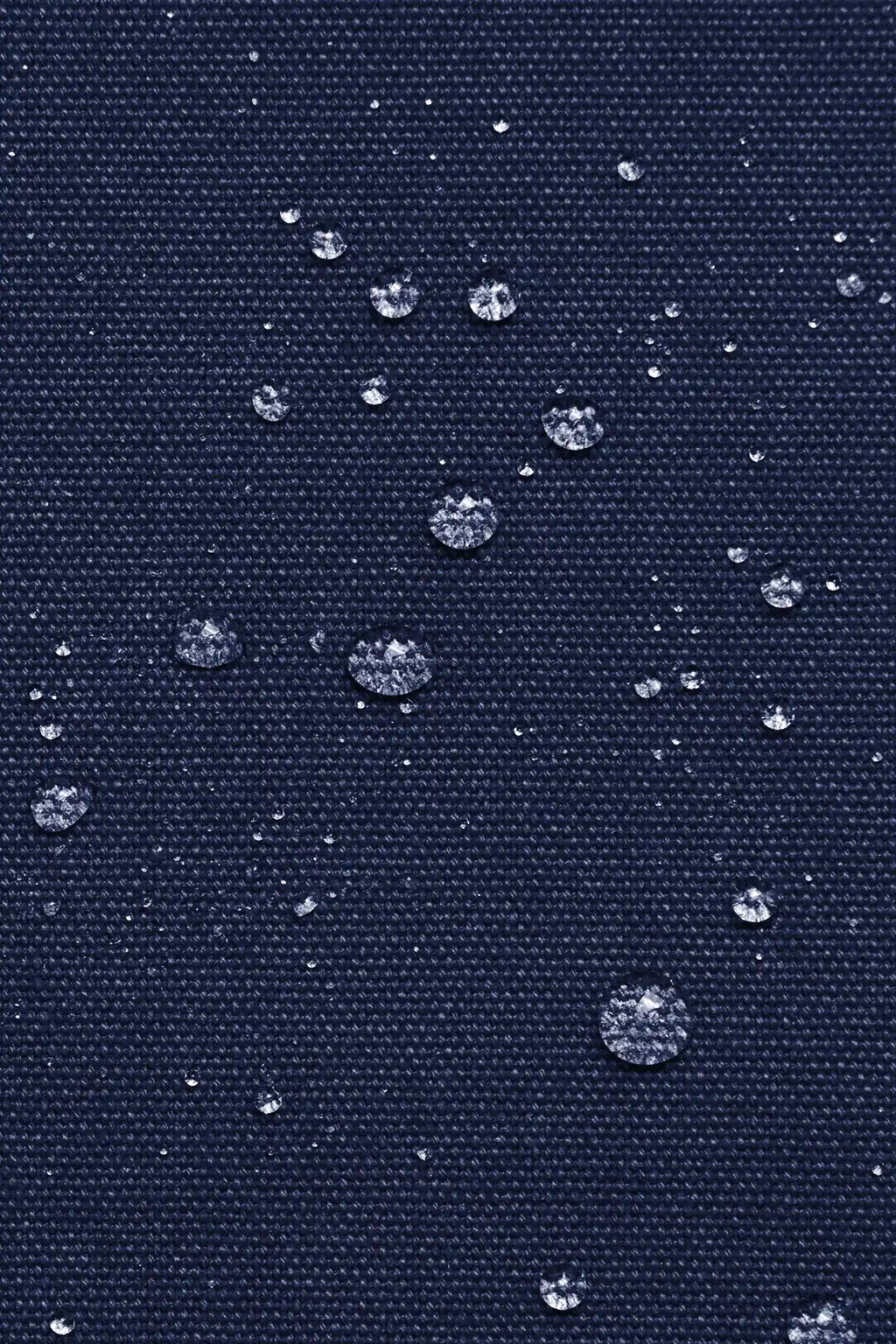 Dettaglio del tessuto idrorepellente blu navy