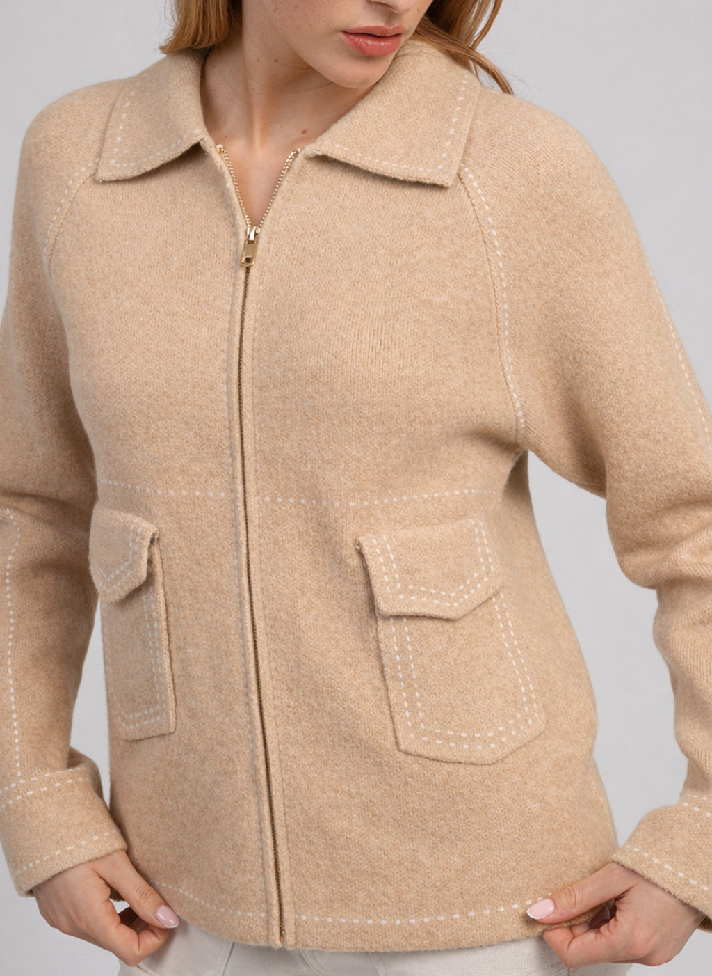 An'ge – Gilet Niba Beige, veste beige en laine portée par un mannequin, vue de face