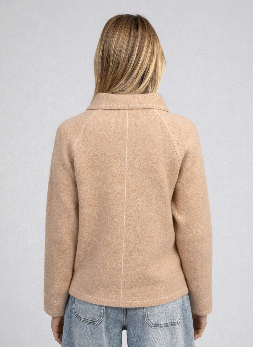 An'ge – Gilet Niba Beige, mannequin de dos portant une veste beige en laine