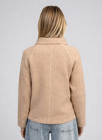 An'ge – Gilet Niba Beige, mannequin de dos portant une veste beige en laine