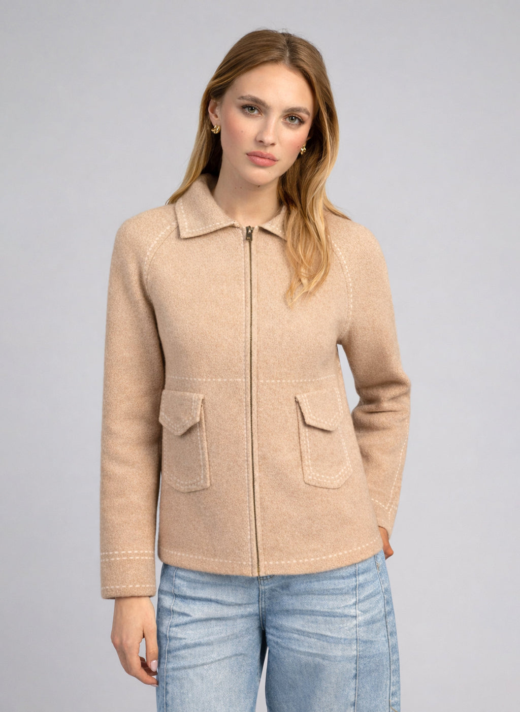 An'ge – Gilet Niba Beige, mannequin portant une veste beige en laine, vue de face