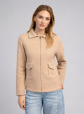 An'ge – Gilet Niba Beige, mannequin portant une veste beige en laine, vue de face