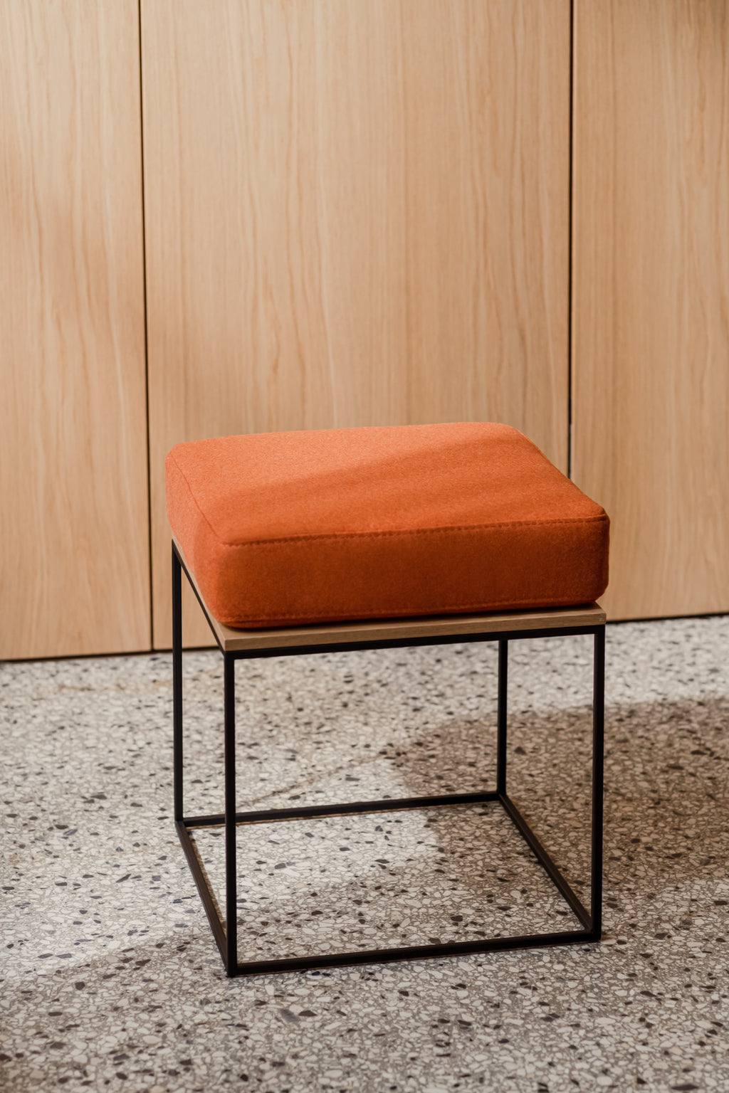 Pouf Feo - Oak Top / Terracotta Wool Cushion