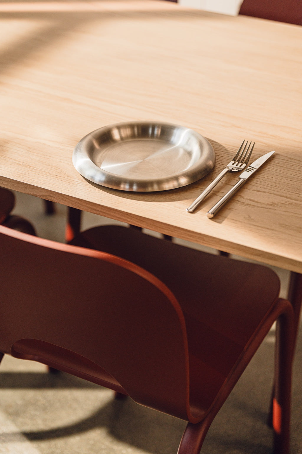 Table Meko - Grand - Oak Top/Auburn Red Legs