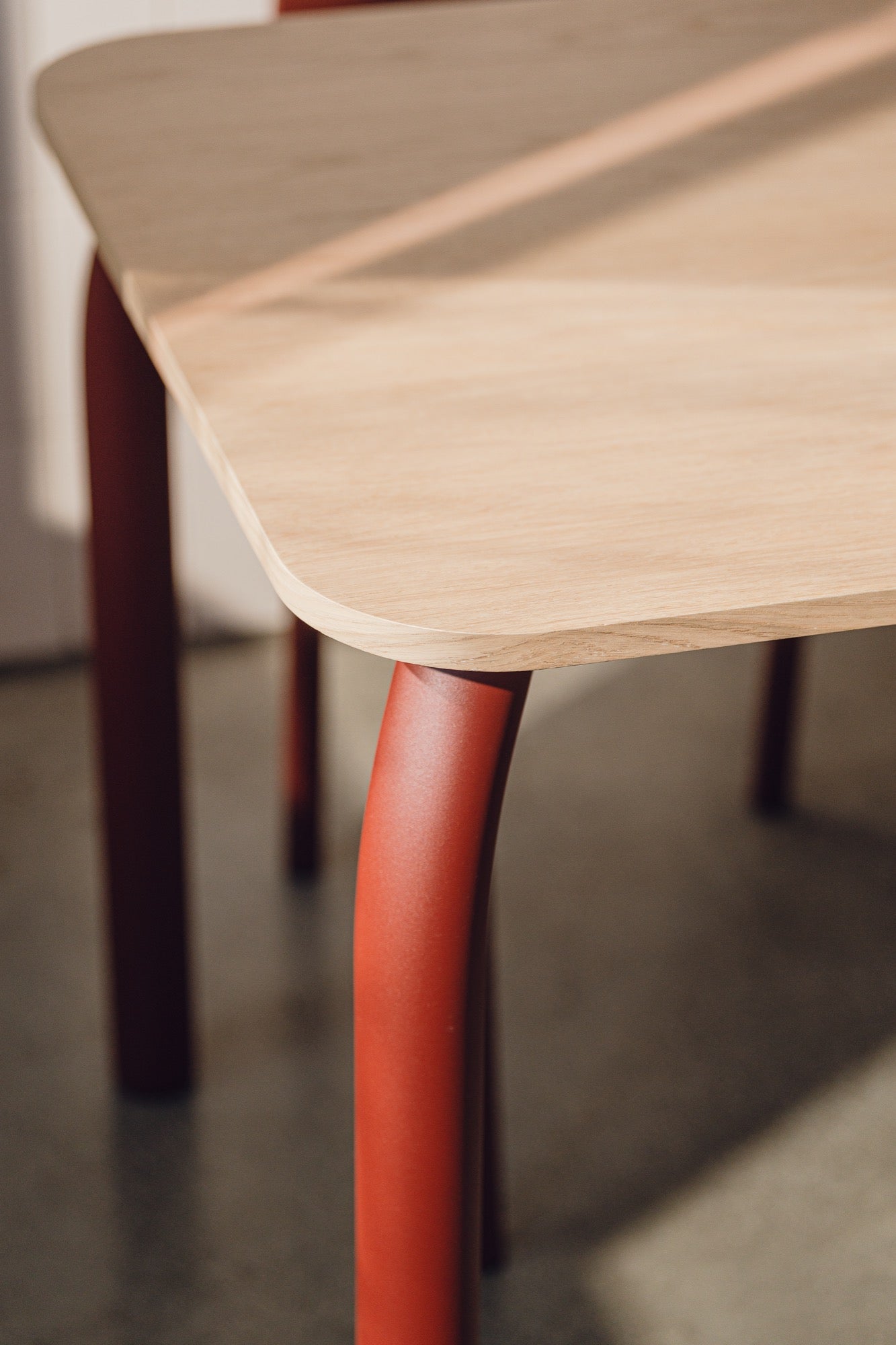 Table Meko - Grand - Oak Top/Auburn Red Legs
