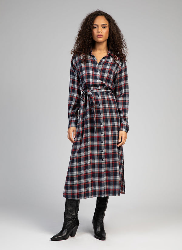 An'ge – Robe Longue Octave Marine, mannequin femme portant une robe chemise longue à carreaux bleus et rouges