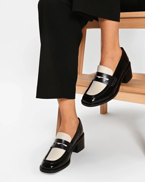 PABLO Heeled moccasins for Woman in upcycled, ultra-comfortable leather. Black patent leather and leather blanc. 