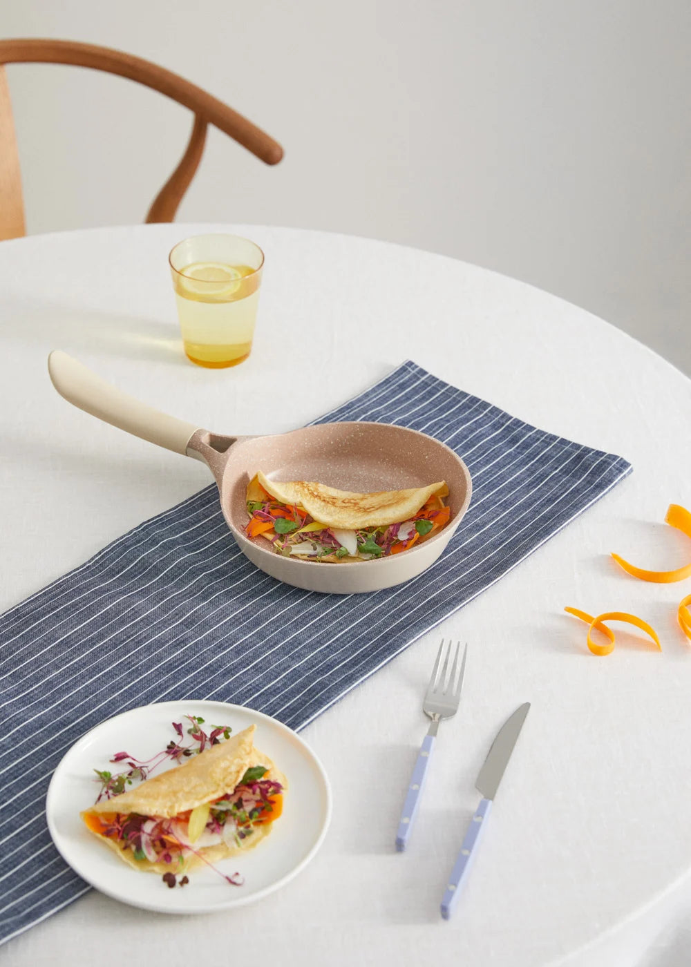 Pan Studio - Sartén de aluminio fundido y mango de baquelita - 20 cm - Arena y cobre