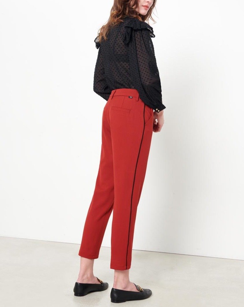 Pantalón color cigarrillo Lizzy - Ribetes rojo tierra - Mujer