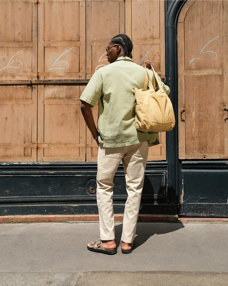 pantalon de travail beige sable - look de dos