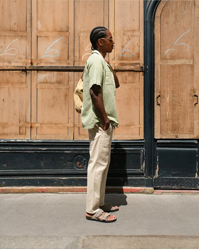 pantalon de travail beige sable - look de profil