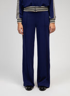 An'ge – Hose Patrivy Blau, marineblaue Trainingshose, von einem Model getragen, Vorderansicht