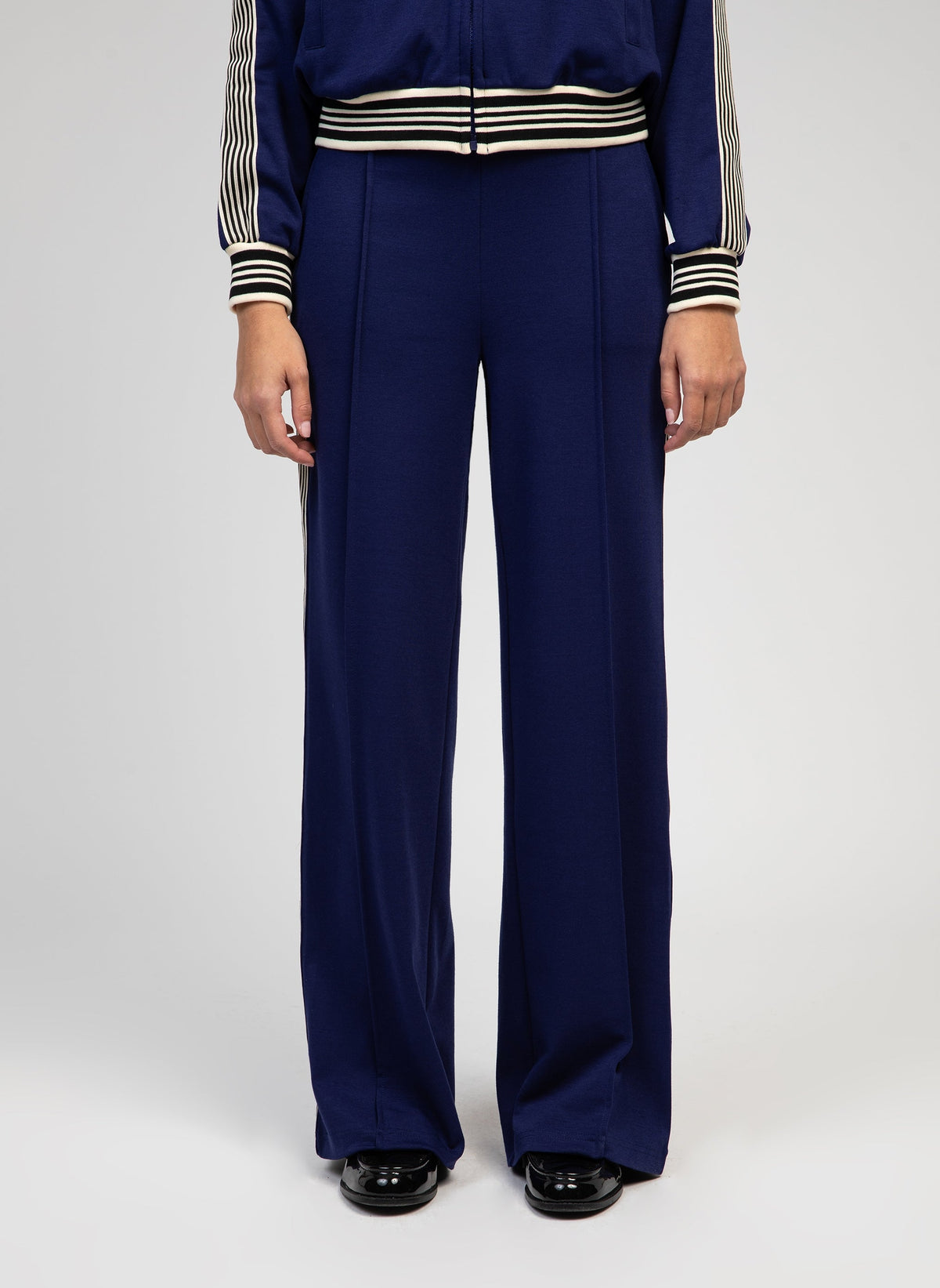 An'ge – Hose Patrivy Blau, marineblaue Trainingshose, von einem Model getragen, Vorderansicht