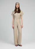 An'ge – Pantalon Phoebila Beige, mannequin portant une combinaison beige en lin, vue de face