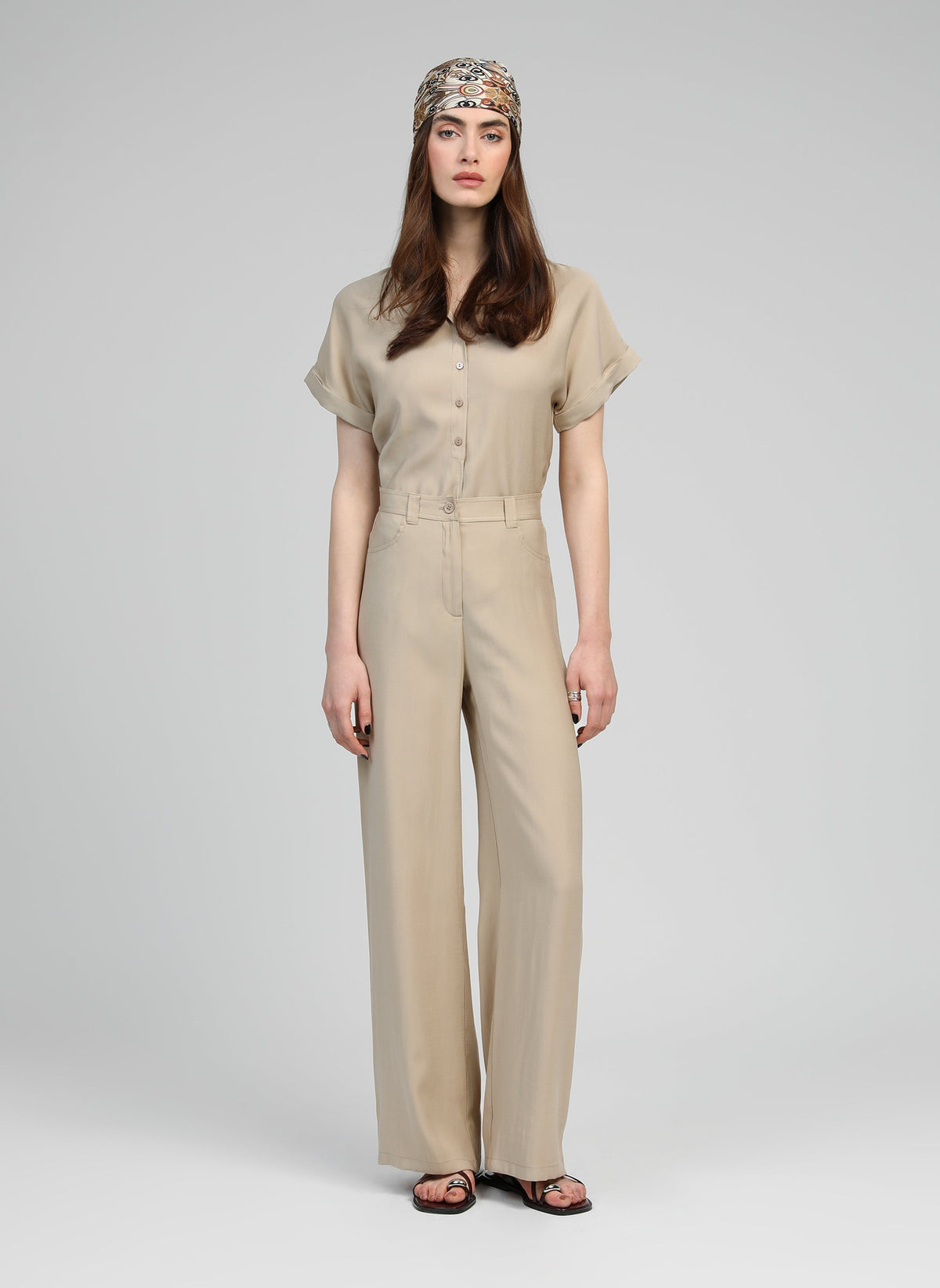 An'ge – Pantalon Phoebila Beige, mannequin portant une combinaison beige en lin, vue de face