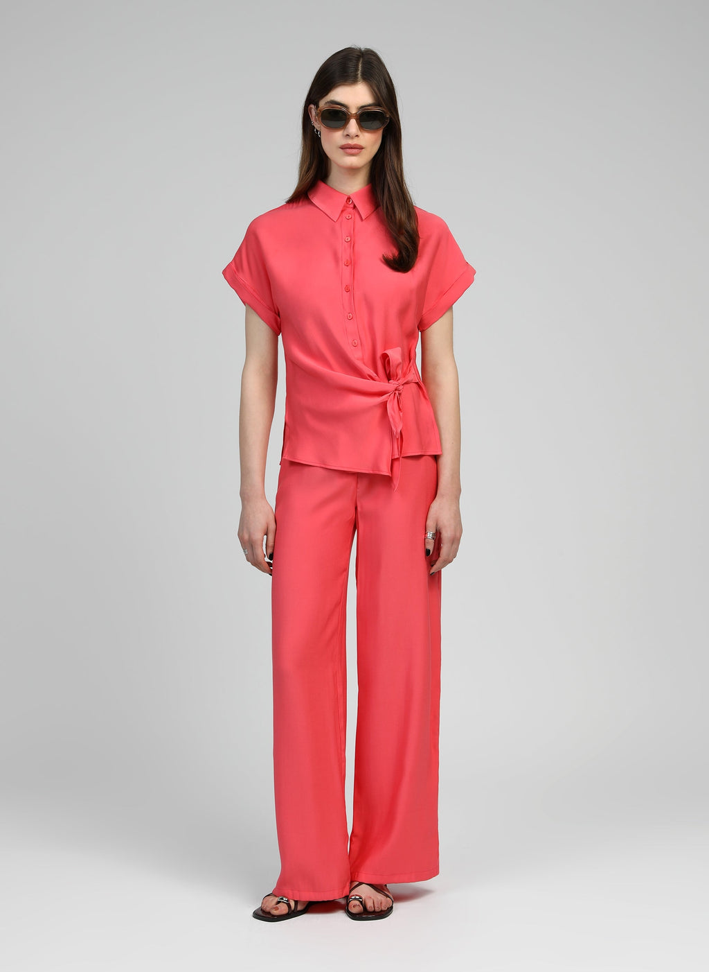 An'ge – Pantalon Phoebila Corail, mannequin portant un ensemble pantalon et chemise corail, vue de face