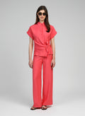 An'ge – Pantalon Phoebila Corail, mannequin portant un ensemble pantalon et chemise corail, vue de face