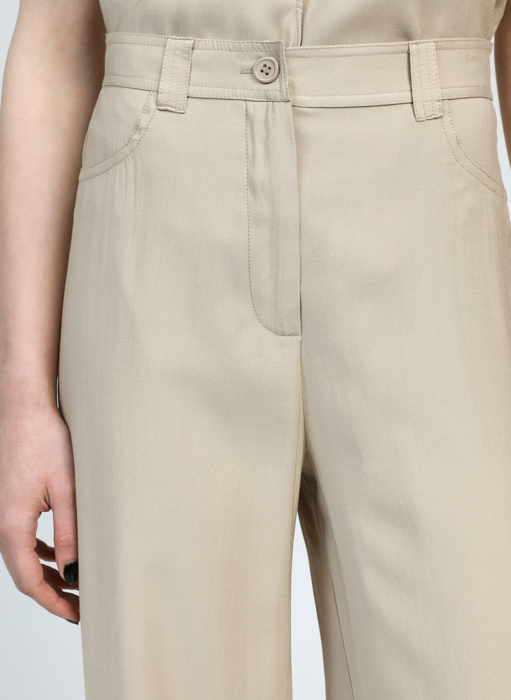 An'ge – Pantalon Phoebila Beige, pantalon beige clair porté par un mannequin, vue de face