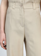 An'ge – Pantalon Phoebila Beige, pantalon beige clair porté par un mannequin, vue de face