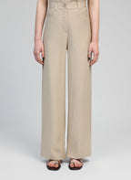 An'ge – Pantalon Phoebila Beige, pantalon large beige clair porté par un mannequin, vue de face