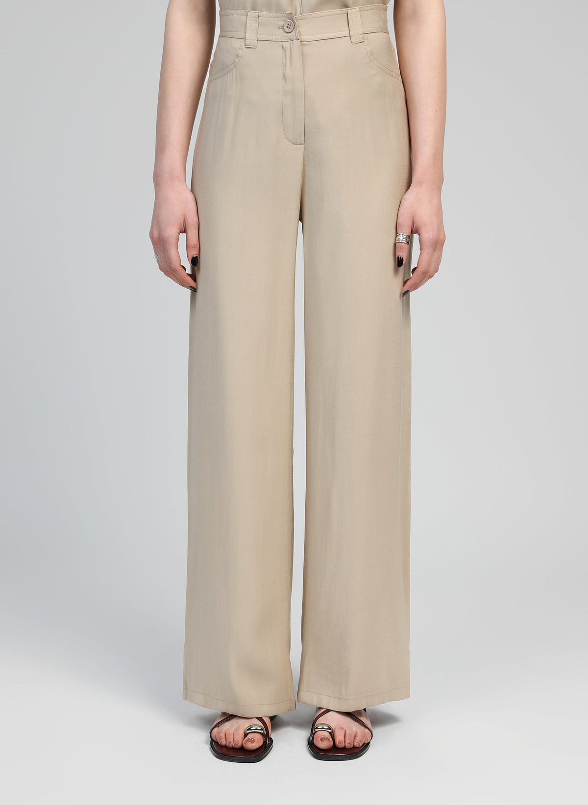 An'ge – Pantalon Phoebila Beige, pantalon large beige clair porté par un mannequin, vue de face